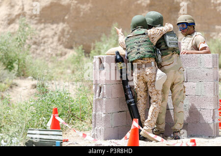 Ein peshmerga Soldat weist auf ein Ziel ein anderer Soldat und erklärt, wie die Panzerfaust 3 Raketenwerfer auf einem Schießplatz in der Nähe von Bnaslawa, Irak, 20. Juli 2016 zum Ziel. Die peshmerga feuerte auf verschiedene Arten von Zielen aus mehreren Positionen zu informieren Mit der Waffe. Die Ausbildung und die schiessanlagen wurden von deutschen Koalition Ausbilder in der Unterstützung von Combined Joint Task Force - inhärenten Lösen als Teil des Gebäudes der Kapazitäten der Mission, die darauf abzielt, die Kapazitäten der lokalen Kräfte, die isil zu erhöhen. (U.S. Armee Foto: Staff Sgt Stockfoto