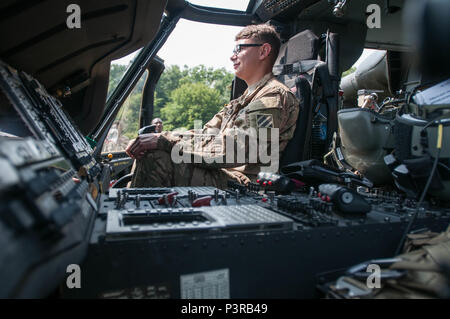 Pfc. Cesar Lozano und Infanteristen mit Unternehmen D, 1st Battalion, 64th Panzer Regiment von Ft. Stewart, Georgia, sich vorstellt, wie es ist, ein Hubschrauberpilot zu werden, wie er vor, während die Sabre Guardian übung, die in der rumänischen Landstreitkräfte Combat Training Center in Cincu, Rumänien statt auf einem Aerial reconnaissance am 29. Juli die UH-60 Blackhawk Helikopter mit Unternehmen C, 3.BATAILLON, 501St Aviation Regiment eingeführt. Sabre Guardian ist eine multinationale militärische Übung mit rund 2.800 Soldaten aus zehn Nationen, darunter Armenien, Aserbaidschan, B Stockfoto