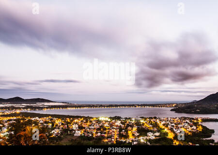 FLORIANÓPOLIS, SC - 15.09.2015: Lagoa da Conceição - Lagoa da Conceição Vista do Alto Do Morro da Lagoa ao anoitecer. (Foto: Ricardo Ribas/Fotoarena) Stockfoto