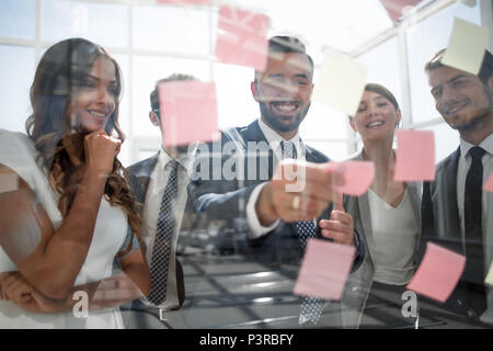 Ansicht von unten. Geschäftsmann Lesen von Notizen auf dem Tisch Stockfoto