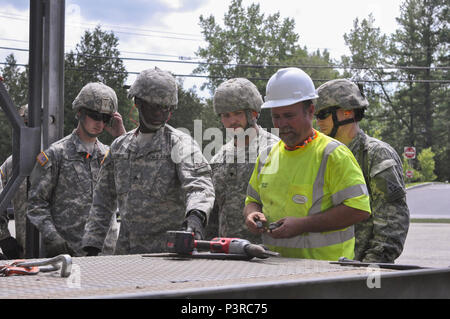 Us-Soldaten an die 250 Ingenieur Firma, Connecticut nationalen Schutz zuständig ist, erfahren die Mabey logistische Unterstützung Brücke unter der Leitung des Vermont Agentur der Transport als Teil eines simulierten Brücke Zusammenbruch während Wachsam Guard 2016, Berlin, Vt, 29. Juli 2016 zu montieren. Wachsam Guard ist eine National Emergency Response Übung, durch die Nationalgarde und NORTHCOM, die National Guard Einheiten bietet eine Gelegenheit, die Zusammenarbeit und die Beziehungen zu regionalen zivilen, militärischen zu verbessern, und der Partner in der Vorbereitung für Notfälle und Katastrophen gefördert Stockfoto