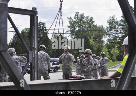 Us-Soldaten an die 250 Ingenieur Firma, Connecticut nationalen Schutz zuständig ist, erfahren die Mabey logistische Unterstützung Brücke unter der Leitung des Vermont Agentur der Transport als Teil eines simulierten Brücke Zusammenbruch während Wachsam Guard 2016, Berlin, Vt, 29. Juli 2016 zu montieren. Wachsam Guard ist eine National Emergency Response Übung, durch die Nationalgarde und NORTHCOM, die National Guard Einheiten bietet eine Gelegenheit, die Zusammenarbeit und die Beziehungen zu regionalen zivilen, militärischen zu verbessern, und der Partner in der Vorbereitung für Notfälle und Katastrophen gefördert Stockfoto