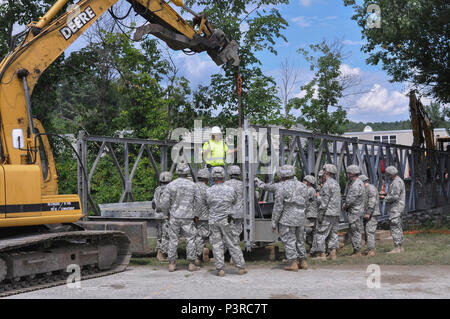 Hobie Tore, special project Supervisor für die Brücke Crew, Vermont Agentur des Transportes beauftragt Soldaten der 250. Engineer Company, Connecticut National Guard, zugewiesen, wie die mabey logistische Unterstützung Brücke im Rahmen einer simulierten Brücke Übung Zusammenbruch während Wachsam Guard 2016, Berlin, Vt, 29. Juli 2016 zusammen. Wachsam Guard ist eine National Emergency Response Übung, durch die Nationalgarde und NORTHCOM, die National Guard Einheiten bietet eine Gelegenheit, die Zusammenarbeit und die Beziehungen zu regionalen zivilen, militärischen zu verbessern, und der Partner in der Pr gefördert Stockfoto