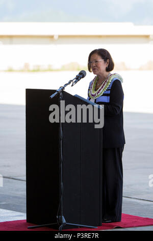 MARINE CORPS BASE HAWAII - Sen. Mazie Hirono, eine hawaiische Vertreter, spricht an der Ribbon Cutting für die neue MV-22 Hangar auf Marine Corps Air Station Kaneohe Bay an Bord Marine Corps Base Hawaii, 19. Juli 2016. Hirono war ein Schlüsselanhänger für mehrere militärische Bauvorhaben und half über eine halbe Milliarde Dollar in den letzten fünf Jahren sichern. Ein Ribbon Cutting abgehalten, um die Fertigstellung eines MV-22 Osprey Hangar zu feiern. Marine Medium Tilt rotor-268, "Roten Drachen", machte ihr neues Zuhause hier und bilden Sie die erste Osprey squadron in Hawaii stationiert zu werden. Senior mi Stockfoto