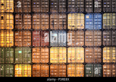 Gestapelte Container im Hafen von Hamburg, Deutschland, Europa, gestapelte Container im Hamburger Hafen, Deutschland, Europa Stockfoto