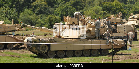 Soldaten, die in den 116 Kavallerie Brigade Combat Team M1A2 Abrams Panzer für den Sabre Guardian Übung an der Rumänischen Landstreitkräfte Combat Training Center, Cincu, Rumänien, 24. Juli 2016 vorbereiten. Sabre Guardian 2016 ist eine multinationale militärische Übung mit rund 2.800 Soldaten aus neun Ländern, darunter Armenien, Aserbaidschan, Bulgarien, Kanada, Georgien, die Republik Moldau, Polen, Rumänien, der Ukraine und den USA die Ziele dieser Übung handelt es sich um multinationale Unternehmen, die regionale und gemeinsame Partnerschaft Kapazität durch die Verbesserung der militärischen Beziehungen, der Austausch von beruflichen Erfahrungen zu bauen, und ich Stockfoto