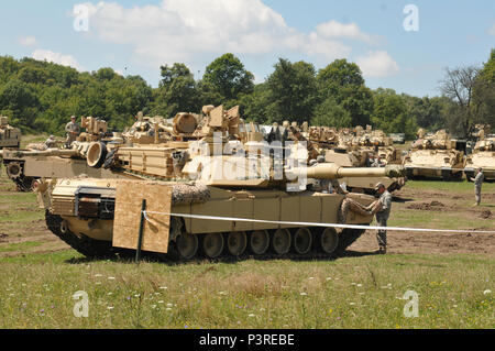 Soldaten, die in den 116 Kavallerie Brigade Combat Team M1A2 Abrams Panzer für den Sabre Guardian Übung an der Rumänischen Landstreitkräfte Combat Training Center, Cincu, Rumänien, 24. Juli 2016 vorbereiten. Sabre Guardian 2016 ist eine multinationale militärische Übung mit rund 2.800 Soldaten aus neun Ländern, darunter Armenien, Aserbaidschan, Bulgarien, Kanada, Georgien, die Republik Moldau, Polen, Rumänien, der Ukraine und den USA die Ziele dieser Übung handelt es sich um multinationale Unternehmen, die regionale und gemeinsame Partnerschaft Kapazität durch die Verbesserung der militärischen Beziehungen, der Austausch von beruflichen Erfahrungen zu bauen, und ich Stockfoto