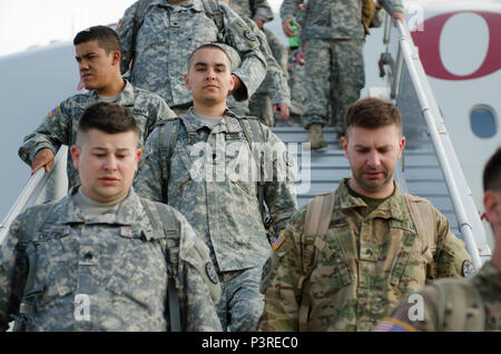 Soldaten, die in den 116 Kavallerie Brigade Combat Team aus Boise, Idaho disembarks einer Boeing 777 in Hermannstadt, Rumänien, 24. Juli 2016 zur Unterstützung der Übung Sabre Guardian. Sabre Guardian, eine multinationale militärische Übung mit rund 2.800 Soldaten aus zehn Nationen, darunter Armenien, Aserbaidschan, Bulgarien, Kanada, Georgien, die Republik Moldau, Polen, Rumänien, der Türkei, der Ukraine und den USA die Ziele dieser Übung handelt es sich um multinationale Unternehmen, die regionale und gemeinsame Partnerschaft Kapazität durch die Verbesserung der militärischen Beziehungen, der Austausch von beruflichen Erfahrungen zu bauen, und die Verbesserung der Interoperabilität Stockfoto