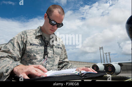 Us Air Force Tech. Sgt. Matthew Morrison, 82nd Reconnaissance Squadron Qualitätssicherung Chief Inspector, untersucht eine Sicherheits-checkliste Juli 18, 2016, bei Kadena Air Base, Japan. Der 82nd RS QS-Büro prüft die Wartung auf der Kadena Aufklärungsflugzeug durchgeführt. Ein Fehler könnte den Verlust oder die Verzögerung von kritischen Höhere Hauptsitz Missionen führen. (U.S. Air Force Foto von Airman 1st Class Lynette M. Rolen) Stockfoto