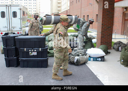 Sgt. Jose Alvarado, HHC, 2nd Battalion, 8th Cavalry Regiment "Hengste", 1st Armored Brigade Combat Team, 1.Kavallerie Division, bewegt seine Habseligkeiten in die Neue kaserne Gebäude XX. Juli auf US Army Garrison Humphreys, Südkorea. Nach der langen Konvoi, Soldaten heruntergeladen, ihre Ausrüstung und brachten ihre Personal stuff auf ihre Zimmer. (US Army Foto von SPC. Jeremy Wiederverwendung, 2nd Battalion, 8th Cavalry Regiment, 1st Armored Brigade Combat Team, 1.Cav. Div.) Stockfoto