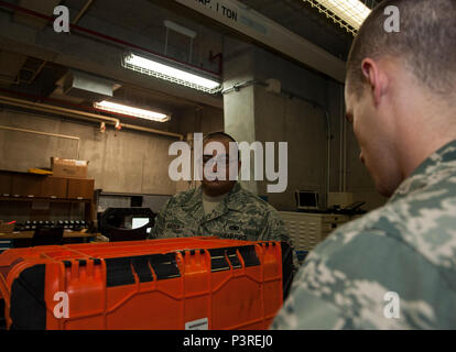 Us Air Force Staff Sgt. Louis Guadron, 82nd Reconnaissance Squadron aerospace Propulsion Systems Techniker, ist eine Inspektion - Kurze durch Tech. Sgt. Matthew Morrison, 82Nd RS Qualitätssicherung Chief Inspector, 18. Juli 2016, bei Kadena Air Base, Japan. Der Zweck der Inspektion - kurz ist die Weiterleitung der Ergebnisse der Inspektion und der Benachrichtigung der Flieger von Korrekturen an Ausrüstung, die getroffen werden müssen. (U.S. Air Force Foto von Airman 1st Class Lynette M. Rolen) Stockfoto