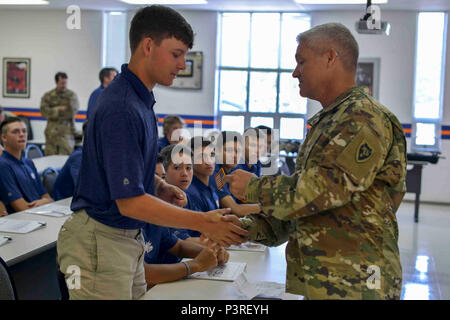 Morrisville, N.C. - Command Sgt. Maj. Kevin Whitaker, der Senior Leader für 60th Truppe der North Carolina's National Guard Befehl eingetragen, Hände unsere American Flag Patches, wie die Soldaten auf ihren Uniformen tragen, die den Spielern auf den USA Baseball 15 und unter Nationalmannschaft bei einem Besuch in der Firmenzentrale Theater 449th Aviation Brigade in Morrisville, North Carolina am 22. Juli 2016. Whitaker sagte dem Team, das den World Baseball Softball Eidgenossenschaft Wm spielen ab 29. Juli erklärte das Team", wenn Sie es auf diesem Feld denken Sie daran, dass Sie vertreten Stockfoto