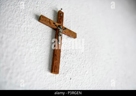 Kreuz an der Wand hängt, Kreuz hängt an der Wand Stockfoto