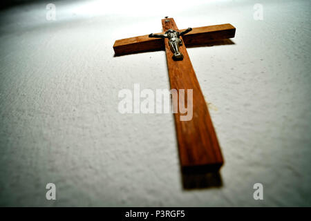 Kreuz an der Wand hängt, Kreuz hängt an der Wand Stockfoto