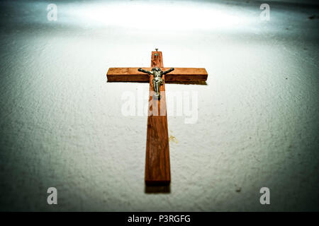 Kreuz an der Wand hängt, Kreuz hängt an der Wand Stockfoto