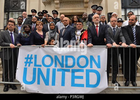 Politiker und Polizei services ausserhalb Islington Town Hall in London, nach der Teilnahme an einem Dienst des einjährigen Bestehens des Finsbury Park Angriff zu markieren. Stockfoto