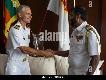 160725-N-GR 718-071 COLOMBO, SRI LANKA (25. Juli 2016) Kapitän Glenn Jamison, der kommandierende Offizier des amphibious Transport dock Schiff USS New Orleans LPD (18), schüttelt Hände mit hinteren Adm. KKJ De Silva, dem Kommandeur der Western Naval Bereich Befehl Sri Lanka, während ein Port Anruf nach Colombo, Sri Lanka. Matrosen und Marines aus New Orleans und die EINGESCHIFFTEN 13 Marine Expeditionary Unit sind in Sri Lanka Bilaterale Beziehungen mit der Srilankischen Marine und Exchange Best Practices auf humanitäre Hilfe und Katastrophenhilfe zu erhöhen. (U.S. Marine Foto von Mass Communication Specialist 3. Klasse Chelsea D. Da Stockfoto