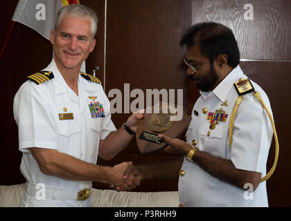 160725-N-GR 718-077 COLOMBO, SRI LANKA (25. Juli 2016) Kapitän Glenn Jamison, der kommandierende Offizier des amphibious Transport dock Schiff USS New Orleans LPD (18), stellt der Adm. KKJ De Silva, dem Kommandeur der Western Naval Bereich Befehl Sri Lanka, mit New Orleans Plakette bei einem Port Anruf nach Colombo, Sri Lanka. Matrosen und Marines aus New Orleans und die EINGESCHIFFTEN 13 Marine Expeditionary Unit sind in Sri Lanka Bilaterale Beziehungen mit der Srilankischen Marine und Exchange Best Practices auf humanitäre Hilfe und Katastrophenhilfe zu erhöhen. (U.S. Marine Foto von Mass Communication Specialist 3 Cl Stockfoto