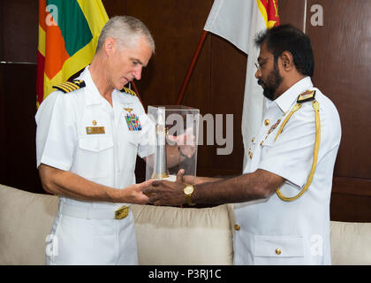 160725-N-GR 718-065 COLOMBO, SRI LANKA (25. Juli 2016) der hinteren Adm. KKJ De Silva, dem Kommandeur der Western Naval Bereich Befehl Sri Lanka, stellt Kapitän Glenn Jamison, der kommandierende Offizier des amphibious Transport dock Schiff USS New Orleans LPD (18), mit einem Leuchtturm Statue bei einem Port Anruf nach Colombo, Sri Lanka. Matrosen und Marines aus New Orleans und die EINGESCHIFFTEN 13 Marine Expeditionary Unit sind in Sri Lanka Bilaterale Beziehungen mit der Srilankischen Marine und Exchange Best Practices auf humanitäre Hilfe und Katastrophenhilfe zu erhöhen. (U.S. Marine Foto von Mass Communication Specialist 3 Cla Stockfoto