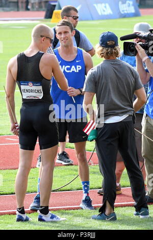 Das US-amerikanische Stabhochsprung-Team besteht aus Army Reservist 2nd Lt. Sam Kendricks, Air Force 1st Lt. Cale Simmons und Logan Cunningham. Sie nahmen am 1. Bis 10. Juli 2016 an den United States Olympic Team Track and Field Trials in Eugene (Oregon) teil. Simmons fuhr 5,65 Meter (18 Fuß, 6 1/2 Zoll) und wurde Zweiter, um sich einen Platz in der Olympischen Mannschaft zu sichern. Das Team hebt Militärsportler hervor, die auf internationaler olympischer Ebene teilnehmen und sowohl die Army Reserve als auch die Air Force WCAP-Programme repräsentieren. Stockfoto