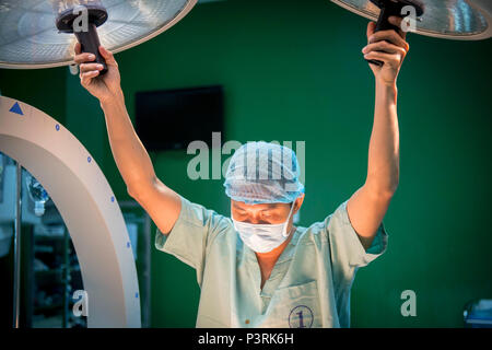 160722-N-BB534-409 DA NANG, Vietnam (22. Juli 2016) Dr. Trung Kieu Huy Le, ein Neurochirurg in Da Nang General Hospital, passt die Lichter, bevor er Operation, mit Hilfe von Lt. CMdR Paul Porensky, ein Neurochirurg durchführt, Pacific Partnership 2016, während eine kooperative Gesundheit Engagement (CHE) zugewiesen. CHE Porensky arbeitete zusammen mit lokalen Chirurgen zu diagnostizieren, Patienten und Operationen.  Pazifische Partnerschaft ist in Da Nang wo Lazarettschiff USNS Mercy (T-AH 19) ist zusammen mit JS Shimokita (LST-4002) und Vietnam Volksmarine Schiff Khánh Hóa. Partnernationen arbeiten w Stockfoto