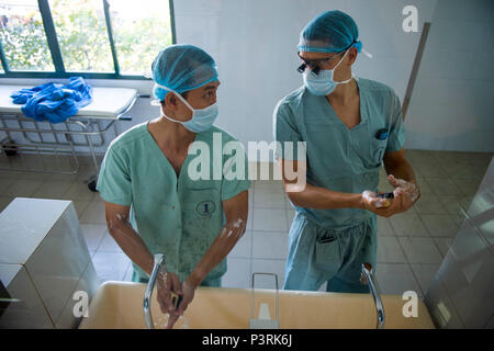 Scheuern Sie 160722-N-BB534-422 DA NANG, Vietnam (22. Juli 2016) Dr. Trung Kieu Huy Le (links), ein Neurochirurg in Da Nang General Hospital, und Lt. CMdR Paul Porensky, ein Neurochirurg, Pacific Partnership 2016 zugewiesen sich für eine Operation während eines Gefechts kooperative Gesundheit (CHE). CHE Porensky arbeitete zusammen mit lokalen Chirurgen zu diagnostizieren, Patienten und Operationen. Pazifische Partnerschaft ist in Da Nang wo Lazarettschiff USNS Mercy (T-AH 19) ist zusammen mit JS Shimokita (LST-4002) und Vietnam Volksmarine Schiff Khánh Hóa. Partnernationen arbeiten Arbeit Side-by-Side mit lokalen gewählten Stockfoto