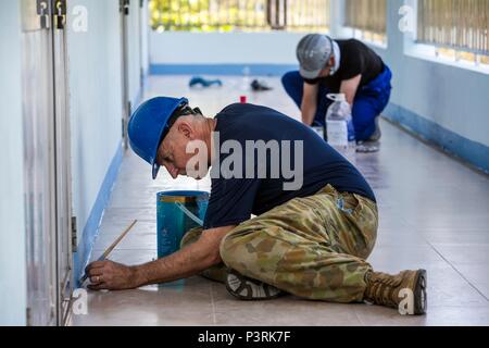 160724-N-CV 785-021 Da Nang, Vietnam (24. Juli 2016) der Royal Australian Air Force Reservist und australischen Kontingent Executive Officer, Squadron Leader Bernie Reinke, gilt der letzte Schliff während eine Pazifische Partnerschaft Gemeinschaft Bezug 2016 Veranstaltung in Tuong Lai spezielle Schule der Stadt Da Nang. Gemeinschaft Bezug Veranstaltungen bringen die lokale Gemeinschaft und Pazifische Partnerschaft Personal und sind ein wesentlicher Bestandteil der Mission, die für die direkte Kontaktaufnahme ermöglichen. Partner Nationen arbeiten Seite an Seite mit lokalen Organisationen kooperative Gesundheit Projekte zu leiten, Community Relations e Stockfoto