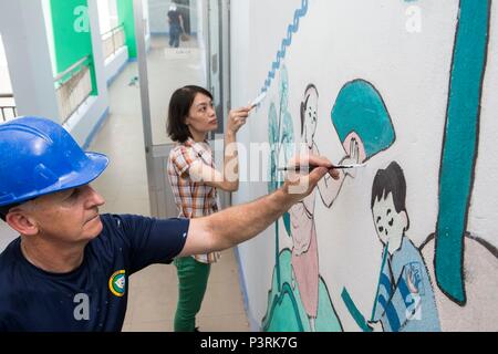 160724-N-CV 785-036 Da Nang, Vietnam (24. Juli 2016) der Royal Australian Air Force Reservist und australischen Kontingent Executive Officer, Squadron Leader Bernie Reinke, arbeitet mit lokalen Interpreter "Lily" Während eine Pazifische Partnerschaft Gemeinschaft Bezug 2016 Veranstaltung in Tuong Lai spezielle Schule der Stadt Da Nang. Gemeinschaft Bezug Veranstaltungen bringen die lokale Gemeinschaft und Pazifische Partnerschaft Personal und sind ein wesentlicher Bestandteil der Mission, die für die direkte Kontaktaufnahme ermöglichen. Partner Nationen arbeiten Seite an Seite mit lokalen Organisationen kooperative Gesundheit Projekte zu leiten, commun Stockfoto