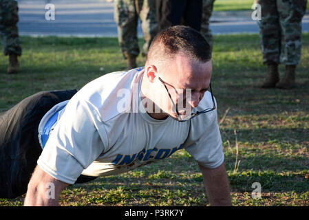 2017 U.S. Army Intelligenz und Sicherheit Befehl's North Region am besten Krieger Wettbewerb startete mit einer Armee körperliche Fitness testen. Die Konkurrenz war Mai 8-12 am Fort Meade und Schiesspulver militärischen Reservierung im Glen Arm, Md., statt. Stockfoto