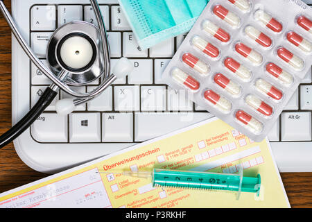 Stethoskop auf dem Computer Tastatur, Tabletten und Empfehlung, Telemedizin und remote Behandlung Symbol Foto, Stethoskop mit Computertastatur, Tabletten und Ü Stockfoto