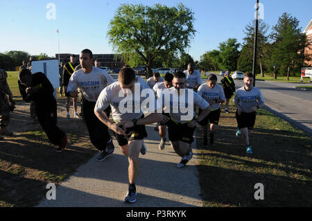 FORT GEORGE G. Meade, Maryland - die US Army Intelligence and Security Command 2017 Region Nord besten Krieger Wettbewerb wird jährlich die beste noncommissioned Officer und Soldaten in der Region und die Veranstaltung startete mit einer Armee körperliche Fitness Test, 8. Mai zu identifizieren. (Foto: Staff Sgt. Shawn Cassatt, 704Th Military Intelligence Brigade) Stockfoto