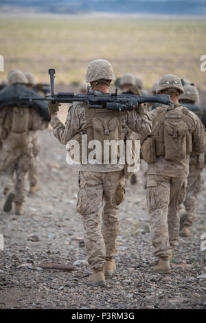 MARINE Corps Air Ground Combat Center Twentynine Palms, Kalifornien - Pfc. Brenan Prinz, eine Maschine gunner mit Alpha Company, 1.BATAILLON, 8 Marine Regiment, trägt ein M240 Bravo Medium Maschinengewehr vor einem Training an Bord der Marine Corps Air Ground Combat Center Twentynine Palms, Kalifornien, 7. Mai 2017. Die Marines eine Ebene des Unternehmens Angriff durch Maschinengewehre, Fahrzeuge, Mörtel und Scharfschützen als Teil der integrierten Ausbildung Exericse 3-17 verstärkt. Integrierte Ausbildung Übung ist eine Schulung Entwicklung führte fünf Mal im Jahr zu verbessern die Letalität und Co - Bedienbarkeit. Stockfoto