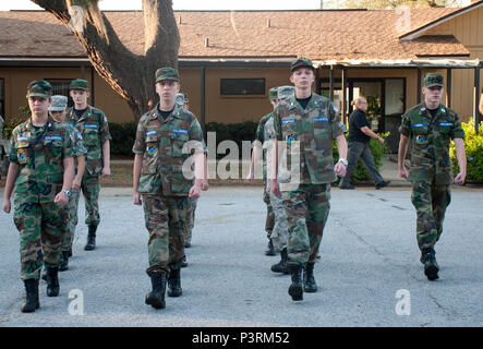 Civil Air Patrol Allgemeine Chuck Yeager Cadet Squadron Kadetten März in Ausbildung während einer Übung in Brandon, Fla., 8. Mai 2017. Die allgemeinen Chuck Yeager Cadet Squadron besteht aus 49 Kadetten und 20 ältere Mitglieder, die besteht aus ehemaligen Militärs, aktiv Militär und Zivilisten zu dienen. Stockfoto