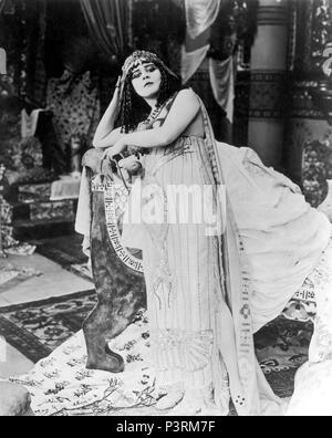 Original Film Titel: CLEOPATRA. Englischer Titel: CLEOPATRA. Regisseur: J. GORDON EDWARDS. Jahr: 1917. Stars: THEDA BARA. Quelle: FOX FILME/Album Stockfoto