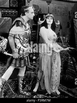 Original Film Titel: CLEOPATRA. Englischer Titel: CLEOPATRA. Regisseur: J. GORDON EDWARDS. Jahr: 1917. Stars: THEDA BARA; FRITZ LEIBER. Quelle: FOX FILME/Album Stockfoto