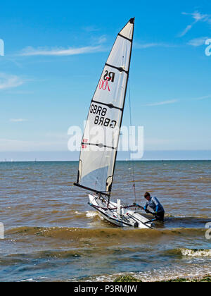 Jolle segeln von Lyng Strand in West Norfolk, der Heimat der Braunton Beach Sailing Club. Stockfoto