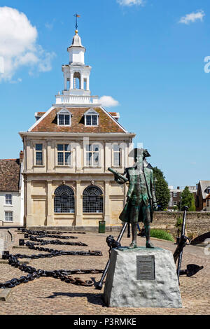 Die Statue von Captain George Vancouver vor dem Alten Zollhaus in Kings Lynn, Norfolk. Stockfoto
