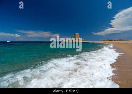 Schöner Strand mit alten Turm im Hintergrund in Torre di Bari, Sardinien, Italien Stockfoto