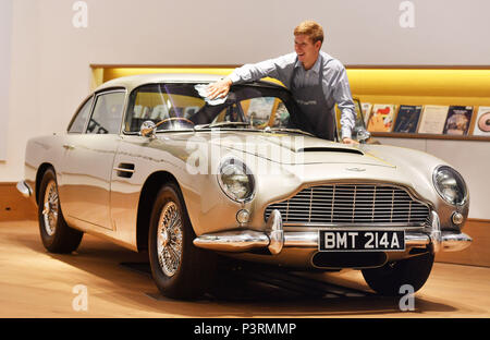 Ein Aston Martin DB5 aus dem Jahr 1965, der von Pierce Brosnan als James Bond im Film GoldenEye aus dem Jahr 1995 angetrieben wird, wird in Bonhams im Zentrum von London vorbereitet, bevor er am 13. Juli beim Bonhams Goodwood Festival of Speed Sale für geschätzte £1.2-£1,6 Millionen versteigert wird. Stockfoto