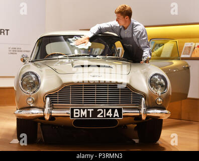 Ein Aston Martin DB5 aus dem Jahr 1965, der von Pierce Brosnan als James Bond im Film GoldenEye aus dem Jahr 1995 angetrieben wird, wird in Bonhams im Zentrum von London vorbereitet, bevor er am 13. Juli beim Bonhams Goodwood Festival of Speed Sale für geschätzte £1.2-£1,6 Millionen versteigert wird. Stockfoto