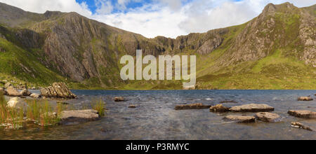 Des Teufels Küche über Llyn Idwal, Wales gesehen Stockfoto
