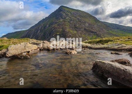 Pen-OLE-Wen, über den Abfluss gesehen auf Llyn Idwal in der Ogwen Valley, Wales Stockfoto