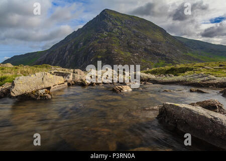 Pen-OLE-Wen, über den Abfluss gesehen auf Llyn Idwal in der Ogwen Valley, Wales Stockfoto