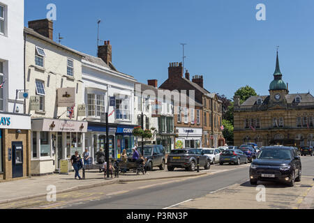 Die Hauptstraße der Stadt Towcester, Northamptonshire, Großbritannien Stockfoto