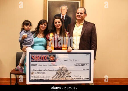 Veronica Andrea Romero-Dugarte, ein älterer an der frühen Hochschule in Forsyth, posiert für ein Foto mit ihrer Familie nach mit einem Naval Reserve Officer Training Corps Stipendium an der Dewitt E. Rhoades Conference Center in Forsyth Tech Community College in Winston - Salem, North Carolina, 8. Mai 2017 vorgelegt wird. Die NROTC Gelehrsamkeit, bis zu $ 180.000 geschätzt, wird für die Kosten der vollen Studiengebühren, Bücher und andere pädagogische Gebühren an führender Hochschulen und Universitäten zahlen. Stockfoto