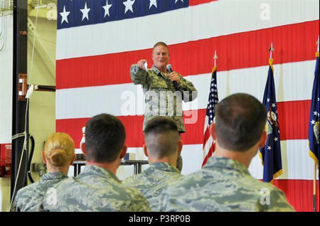 Oberst James DeVere, die 302Nd Airlift Wing Commander, Adressen ein Publikum von mehr als 900 der Flügel finden Bürger Flieger an den Anruf eines Kommandanten bei den monatlichen Einheit Training Versammlung bei Peterson Air Force Base, Colo., 7. Mai 2017 statt. Der Anruf des Commander verpackt mit einem interaktiven Quiz, wo Vertreter aus jeder Gruppe beantwortet Fragen zu Informationen und Praktiken der 302Nd AW. Danach, Flieger wurden in ihren jeweiligen Staffeln veröffentlicht im Jahresbericht der wing Wingman Tag Aktivitäten, die auf die Stabilität und den Aufbau von Beziehungen zu beteiligen. Stockfoto