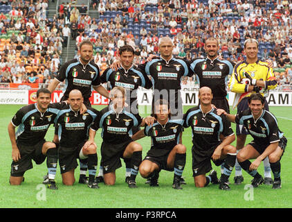 Amsterdam Arena Niederlande, 3.8.2000, Amsterdam, Turnier, Ajax Amsterdam vs Lazio Roma - - - - Team Roma, hintere Reihe von links: Sinisa Mihajlovic, Emmanuele PESARESI, Fabrizo RAVANELLI, Giuseppe PANCARO, Luca MARCHEGIANI vordere Reihe von links: Dejan Stankovic, Ivan DE LA PENA Pavel NEDVED, Francesco COLLONESE, Attilio LOMBARDO, Marcelo SALAS Stockfoto