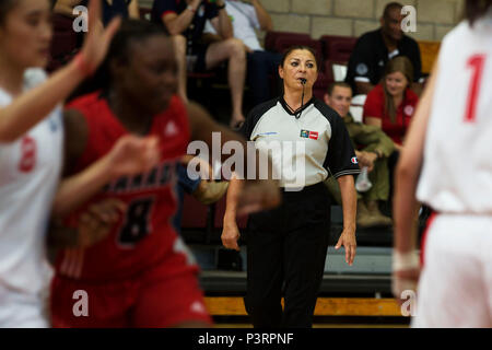 Us-Schiedsrichter Lolly Saenz amtiert die China gegen das Kanada Spiel bei Basketball Championship 28. Juli der Conseil International du Sport Militaire (CISM) Weltweit militärische Frauen in Camp Pendleton, Kalifornien. Die Basis ist die CISM Weltweit militärische Frauen Basketball Championship 25. Juli bis 29. Juli hosting Frieden und Solidarität unter den militärischen Athleten durch Sport zu fördern. Die Vereinigten Staaten sind Hosting Teams aus Brasilien, Kanada, China, Frankreich und Deutschland. (U.S. Marine Corps Foto von Sgt. Abtei Perria) Stockfoto