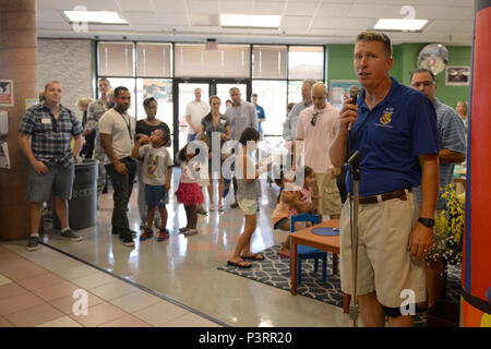 Brig. Gen. Patrick Doherty, 82nd Training Wing Commander, begrüßt neue Familien zu Sheppard Air Force Base, Texas, im Sommer Picknick, 20. Juli 2016. Das Picknick veranstaltet mehrere Base helfen Agenturen neue Familien in die Base und Gemeinschaft willkommen zu heißen. (U.S. Air Force Foto von älteren Flieger Kyle E. Anna Elisabeth/Freigegeben) Stockfoto