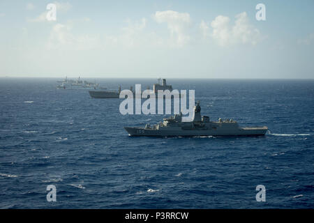 160728-N-SI 773-1610 PAZIFISCHER OZEAN (28. Juli 2016) der Royal Australian Navy HMAS Anzac-Klasse Fregatte Ballarat (FFH 155) dämpft in enger Formation als eine der 40 Schiffe und u-Boote, die 13 internationale Partner Nationen während der Pacific Rim 2016. 26 Nationen, mehr als 40 Schiffe und u-Boote, mehr als 200 Flugzeugen und 25.000 Angestellte beteiligen sich an Rimpac vom 30. Juni bis 4. August, in und um die hawaiischen Inseln und Südkalifornien. Die weltweit größte internationale maritime Übung RIMPAC bietet eine einzigartige Gelegenheit, dass Training hilft den Teilnehmern fördern und Stockfoto